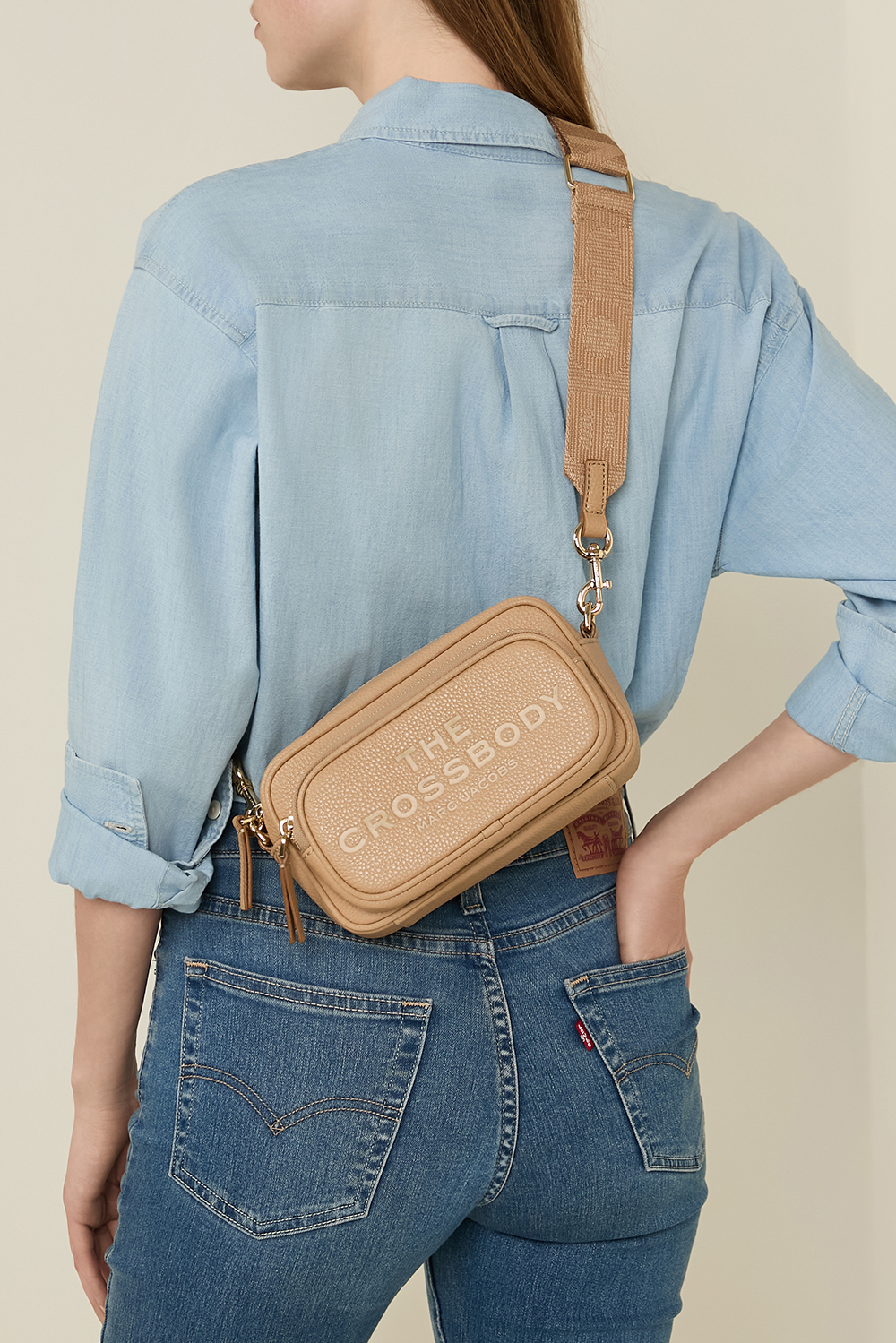 תמונת כל הלוק של תיק קרוסבודי